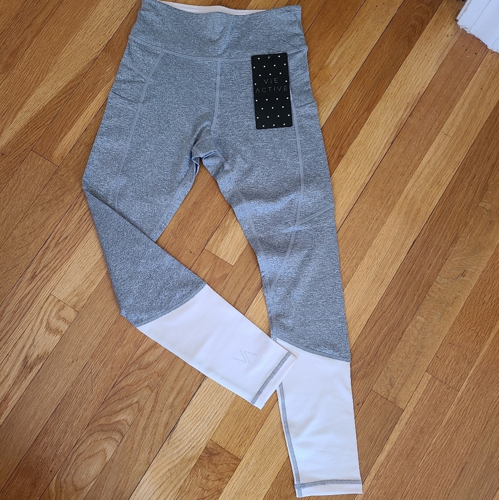 Vie Active NWT double pocket leggings